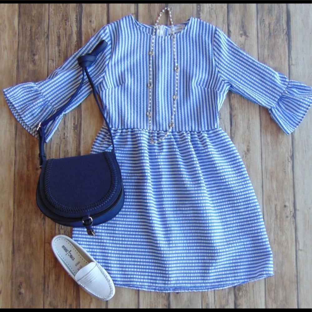 Sear sucker dress with flared sleeve